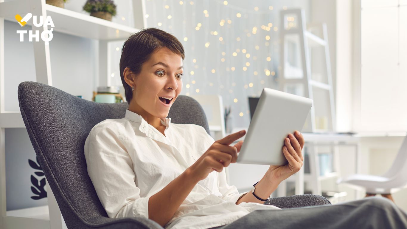 chị gái vui vẻ khi lướt ipad