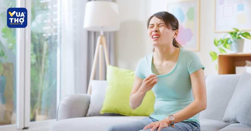 cô gái khó chịu sau khi trở về nhà