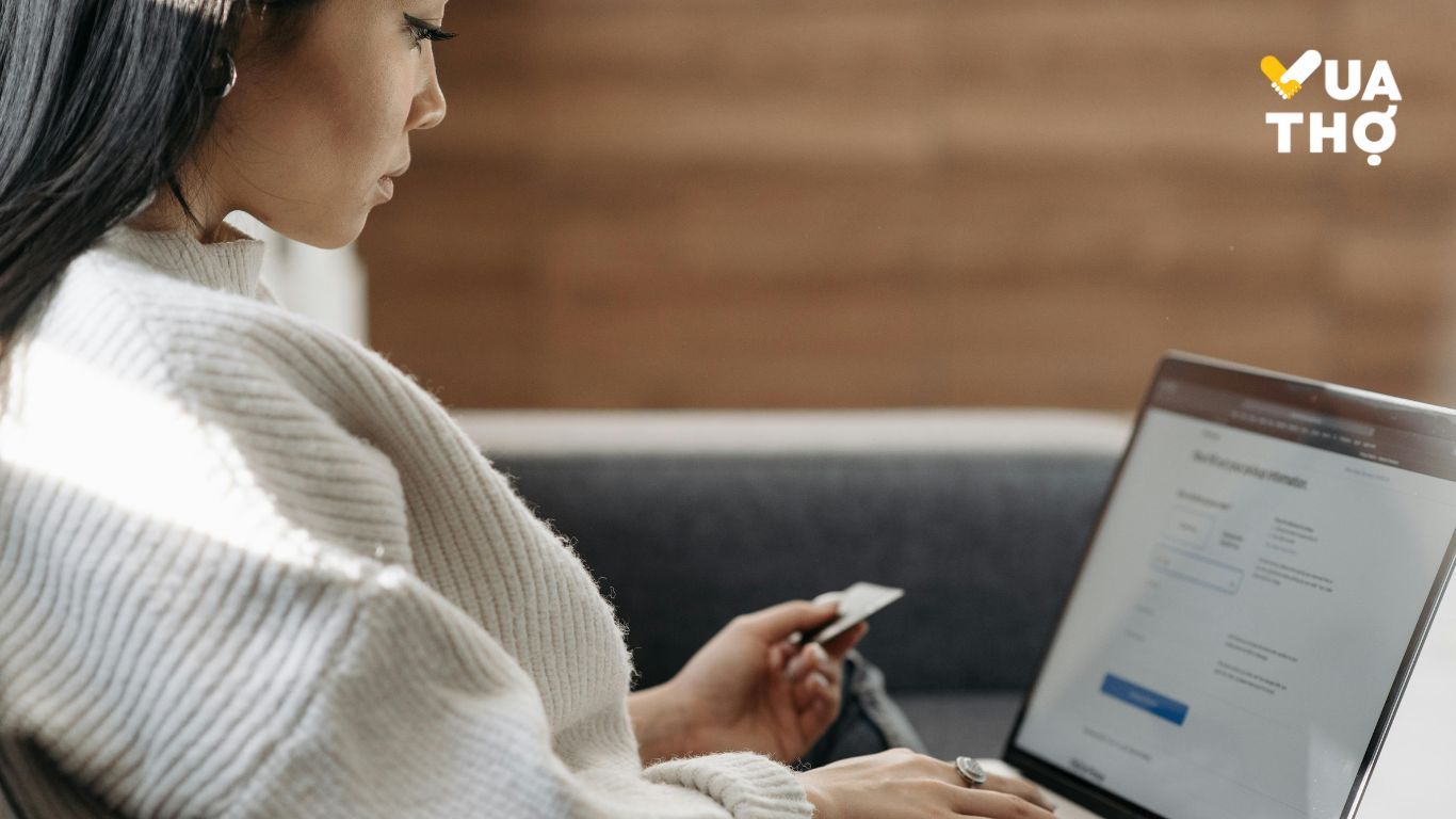chị gái lướt laptop