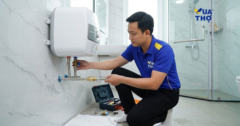 thợ kiểm tra van bình nóng lạnh
