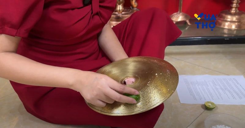 làm sáng lư đồng bằng chanh muối
