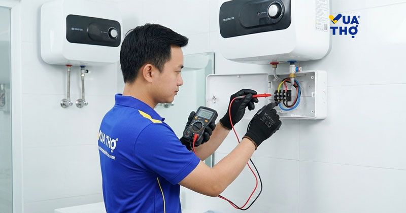 thợ kiểm tra bình nóng