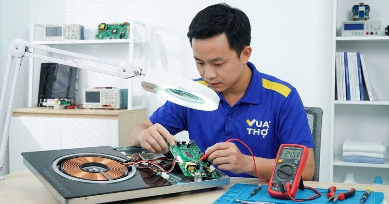 thợ kiểm tra mạch bếp từ